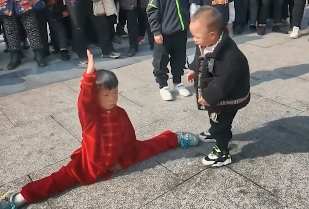 Be trai 4 tuoi o Trung Quoc the hien ky nang kungfu dieu luyen hinh anh