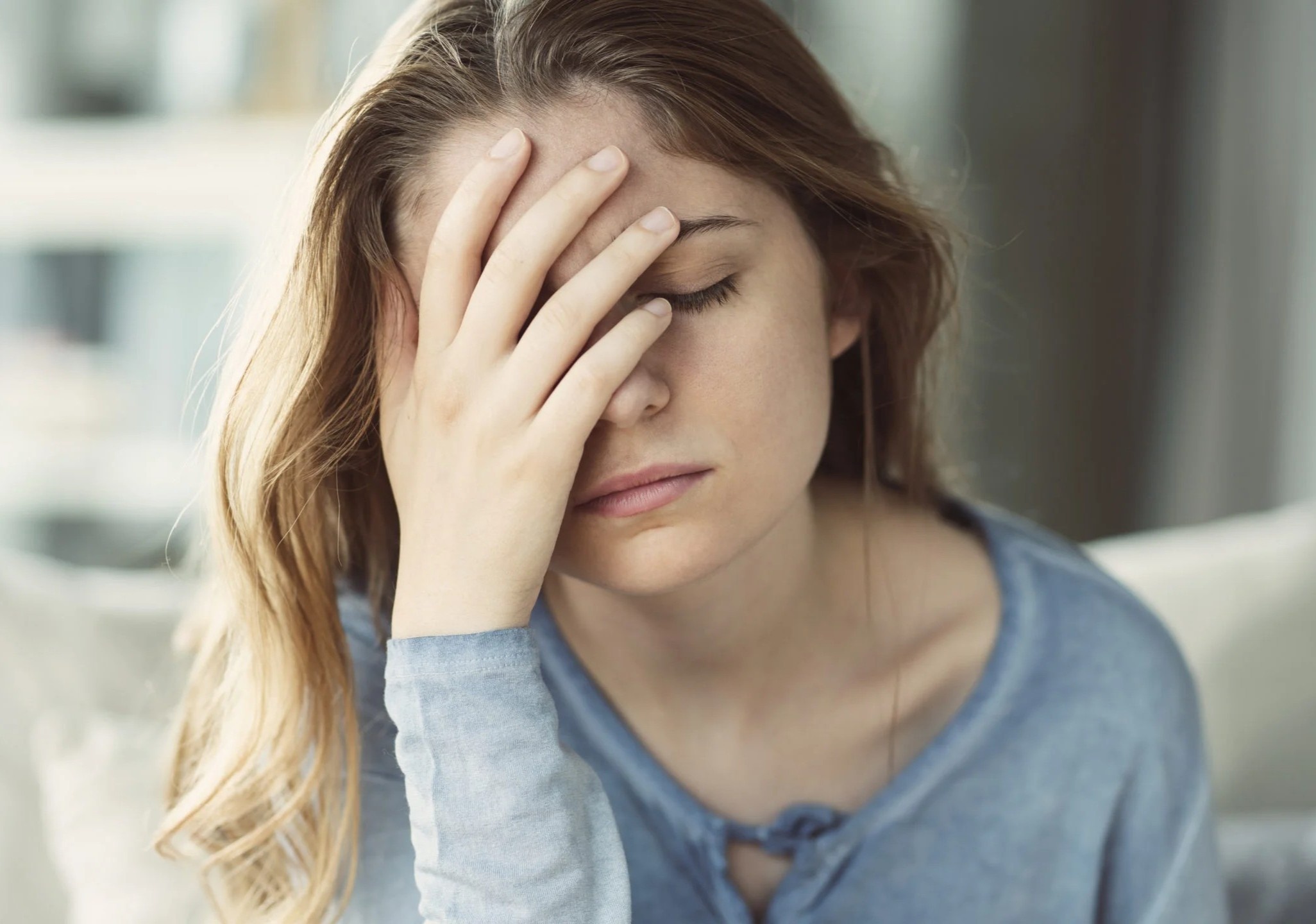 Vi sao nhieu nguoi bi dau dau khi mac Covid-19? hinh anh