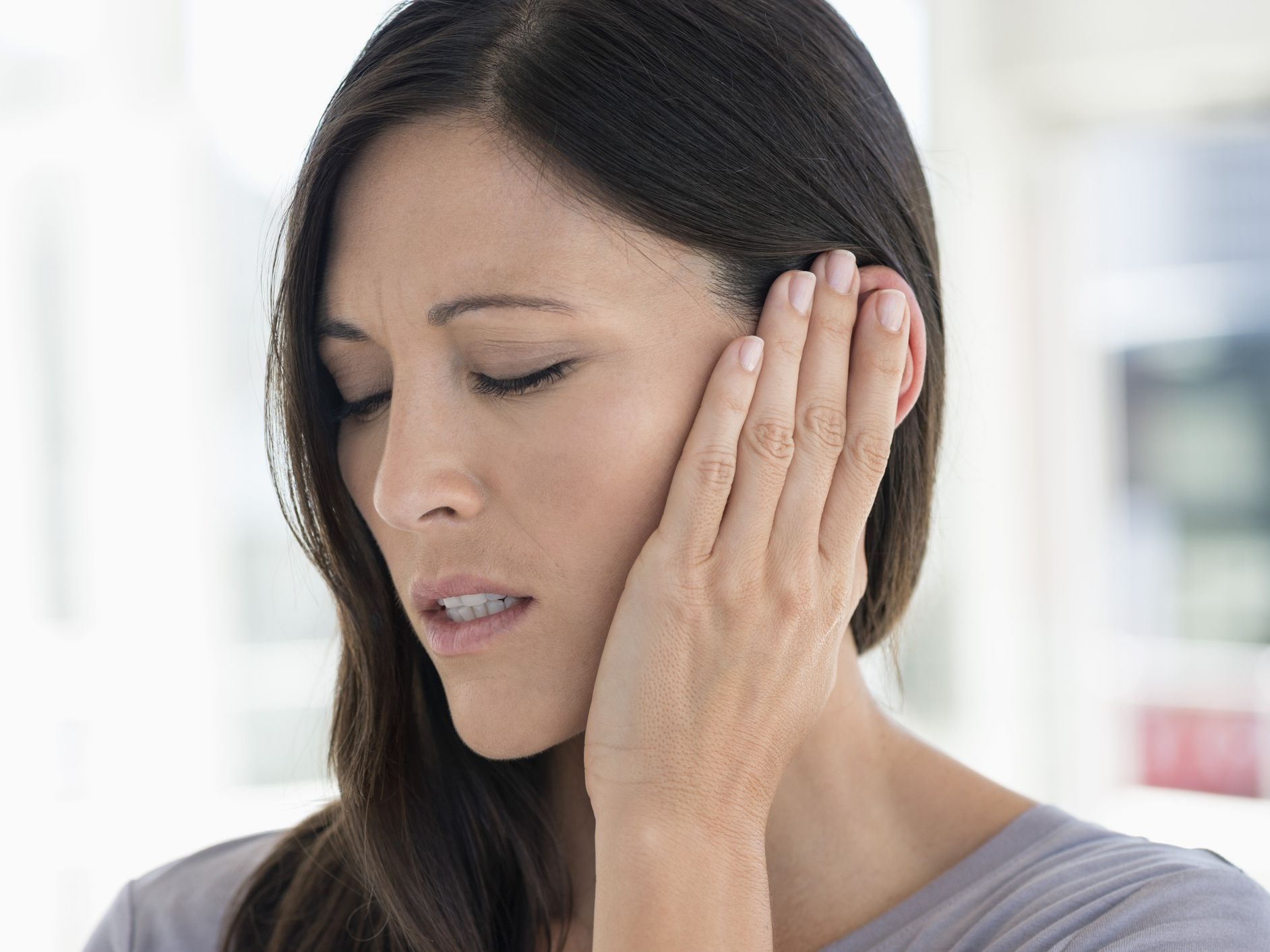 Nguyen nhan gay u tai, suy giam thinh luc hau Covid-19 hinh anh