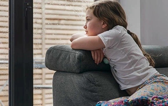 Tre do tuoi nao de mac di chung hau Covid-19 hon? hinh anh