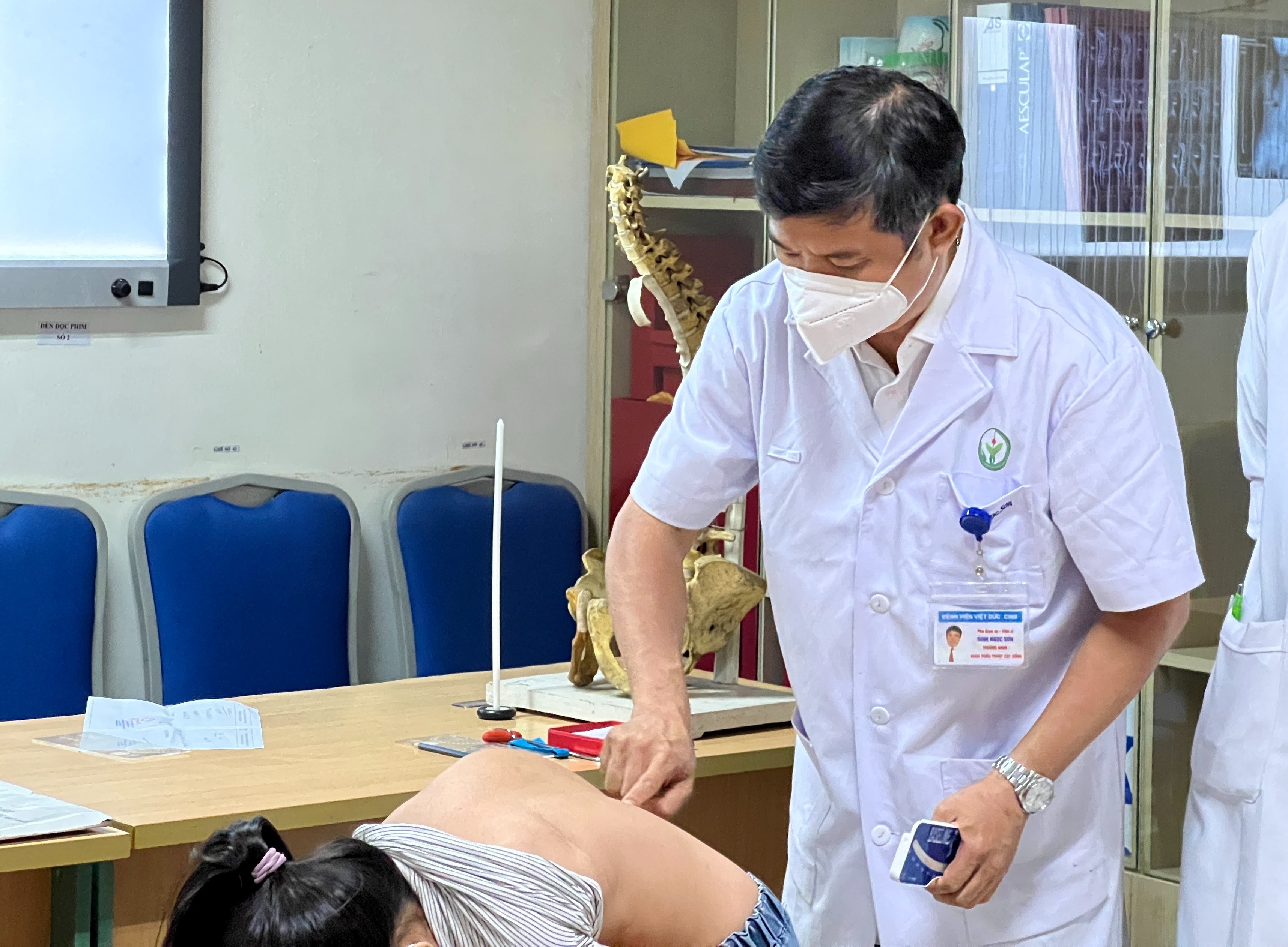 Can benh cu 100 thanh thieu nien, 2-3 tre mac hinh anh