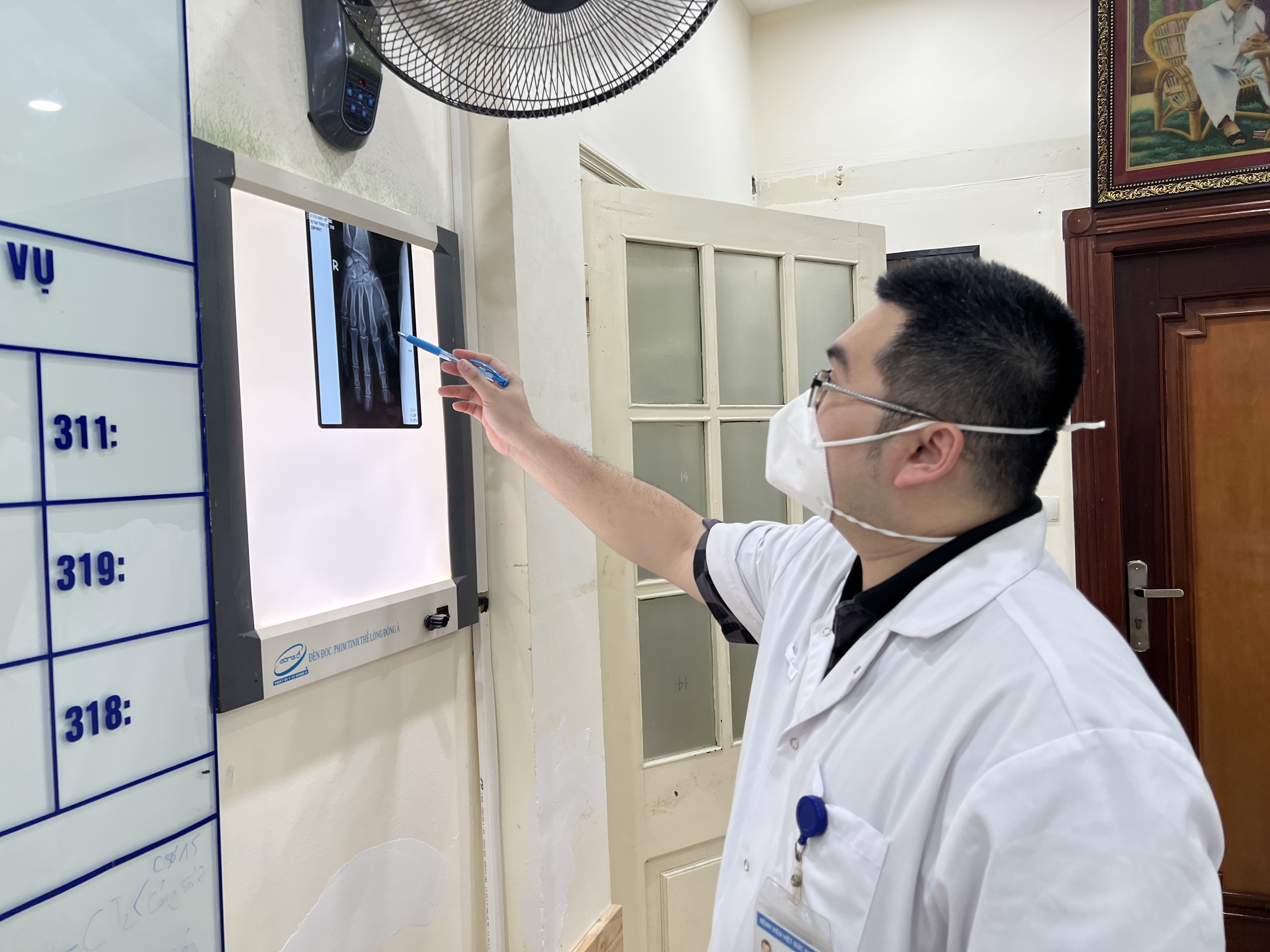 Chan thuong do su dung dien thoai dang sac anh 1