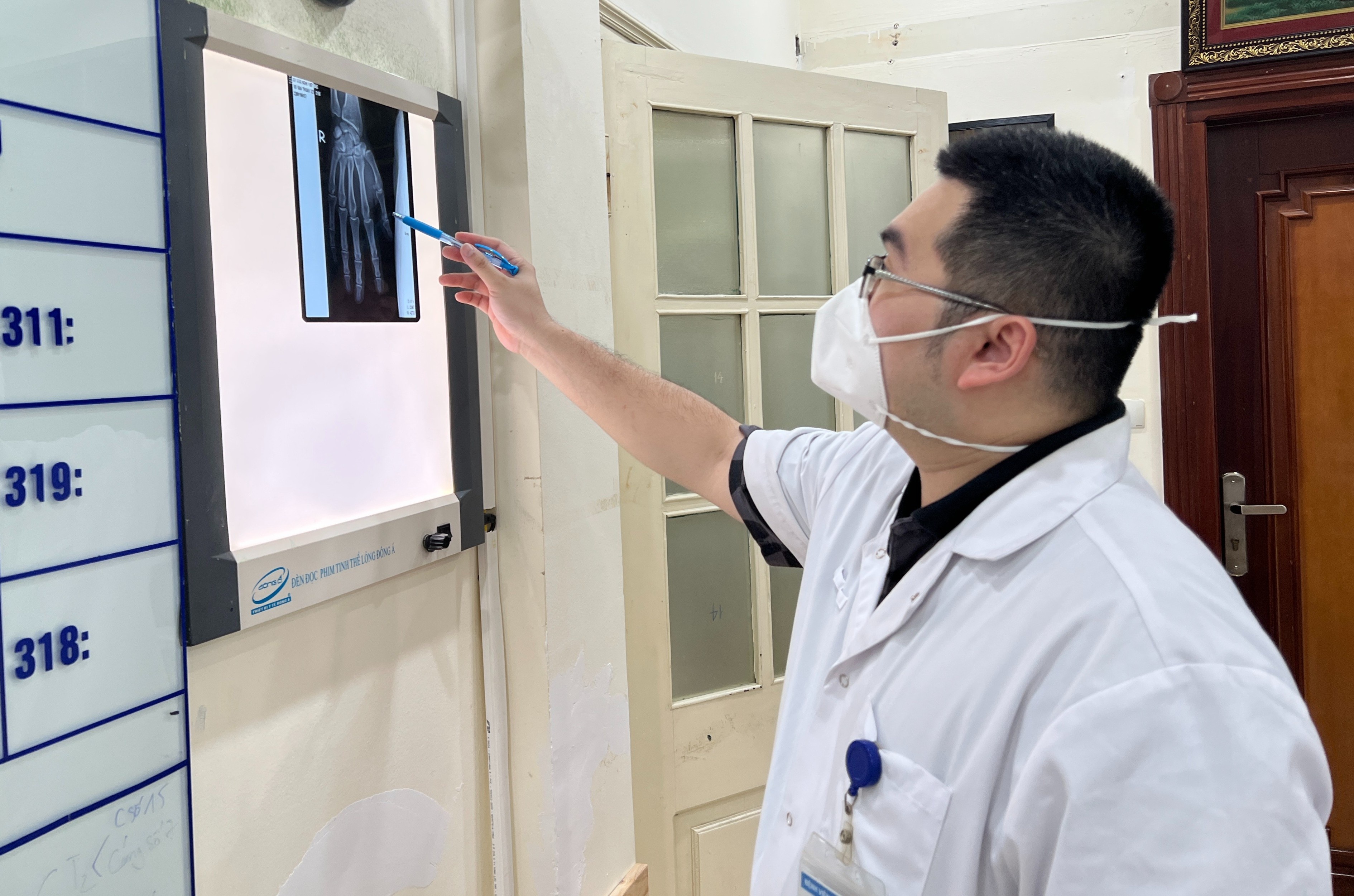 Dap nat ban tay do dien thoai phat no khi dang sac pin hinh anh