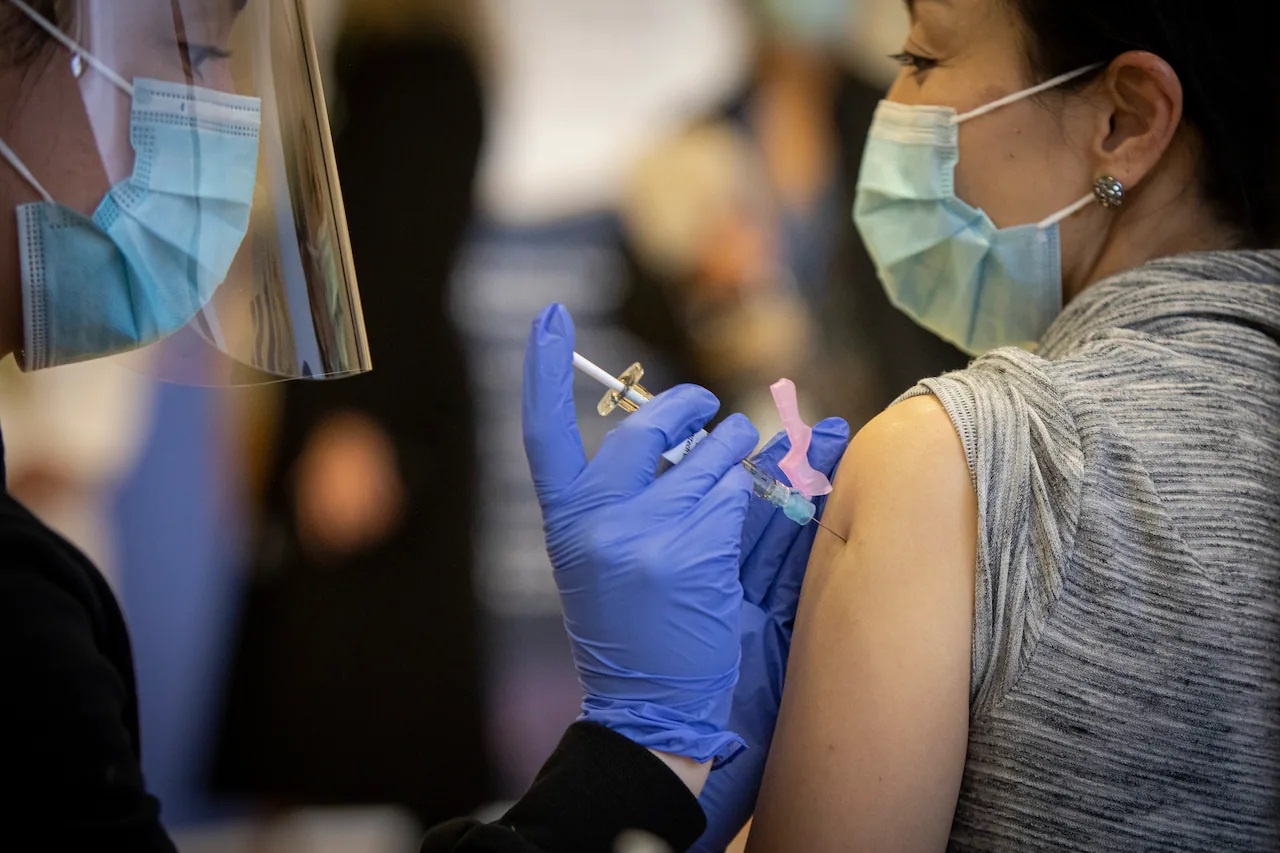 Tiem vaccine sau khi khoi Covid-19 lam giam di chung keo dai hinh anh