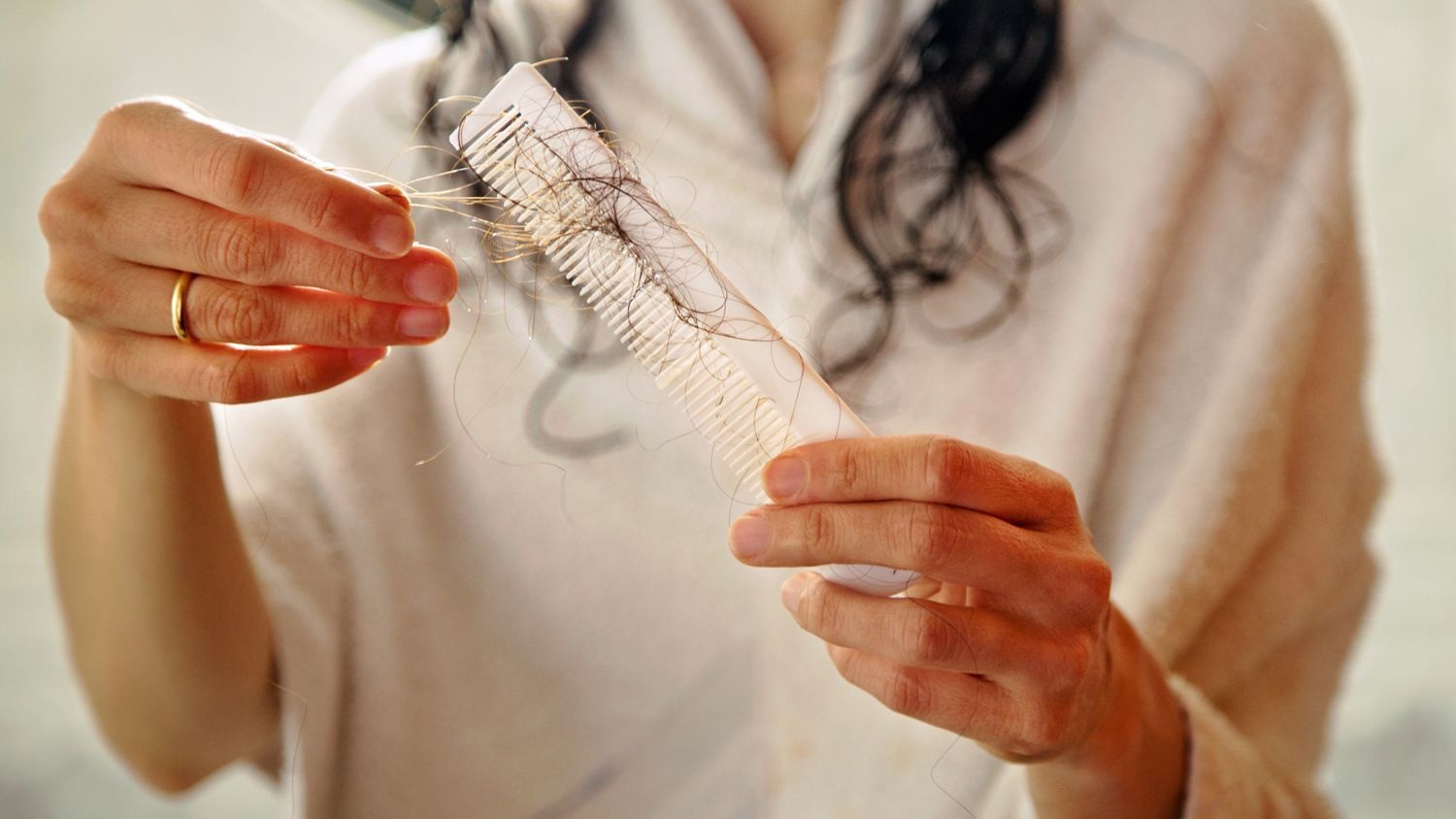 Dau hieu co the thieu vitamin D anh 7