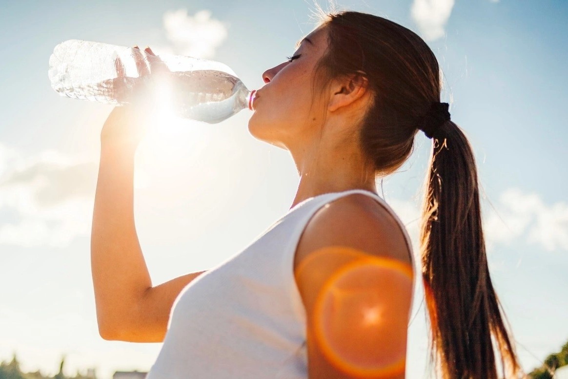 Luong nuoc can uong moi ngay khi nang nong hinh anh