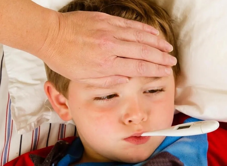 Cach giam sot cho tre bi thuy dau hinh anh