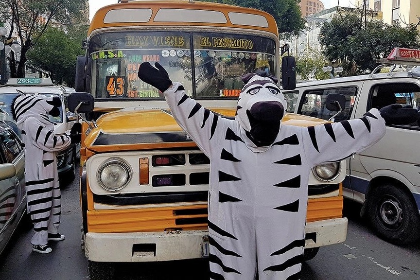 Ngua van giao thong va nhung cong viec ky la tren the gioi hinh anh