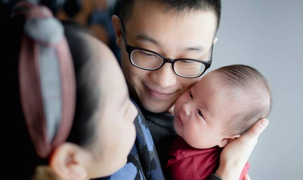 Thoi quen cua nguoi cha co loi cho suc khoe cua tre hinh anh