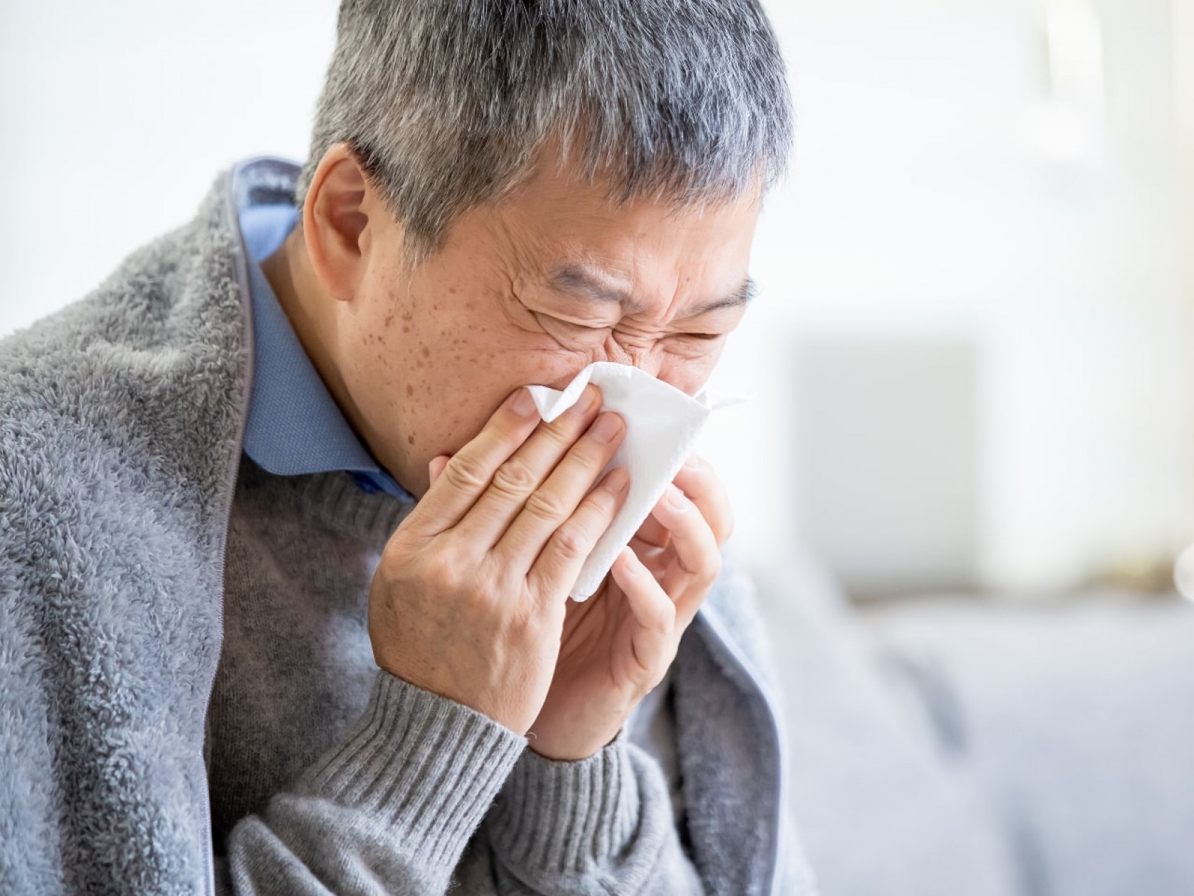 Cach cham soc nguoi lon tuoi bi cam lanh hinh anh