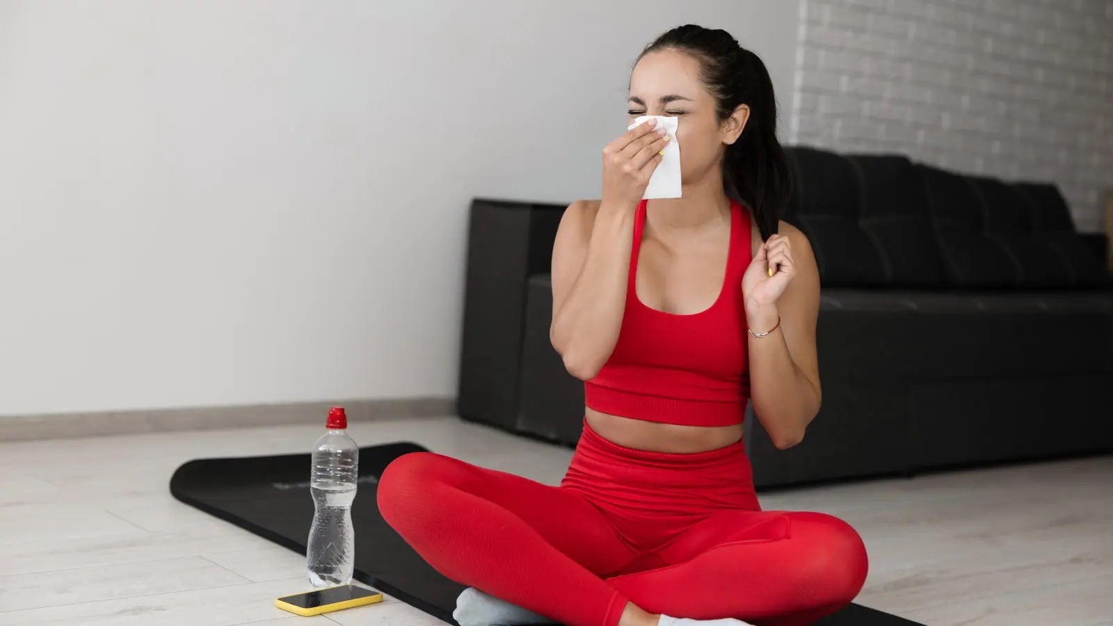 Co nen tap the duc khi bi cam lanh? hinh anh