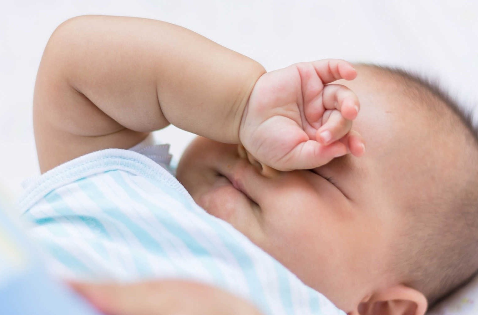 Nguyen nhan gay dau mat do o tre so sinh hinh anh