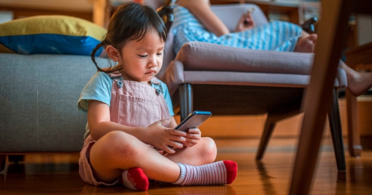 Tac hai khon luong khi tre ngoi sai tu the hinh anh