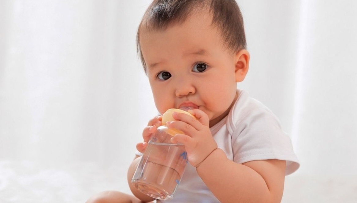 Khi nao tre so sinh co the uong nuoc? hinh anh