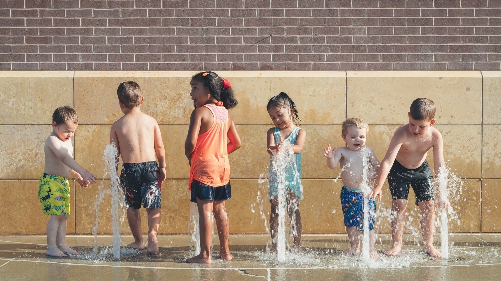 Dieu cha me can lam de bao ve tre khi nang nong hinh anh