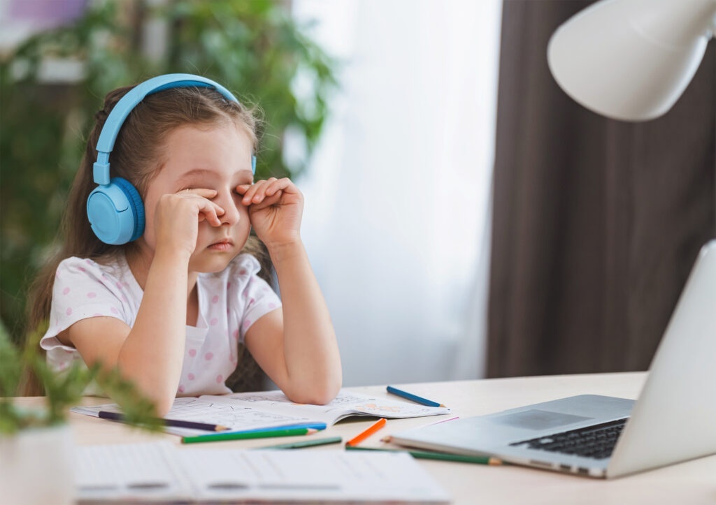 Dau hieu canh bao tre can deo kinh hinh anh