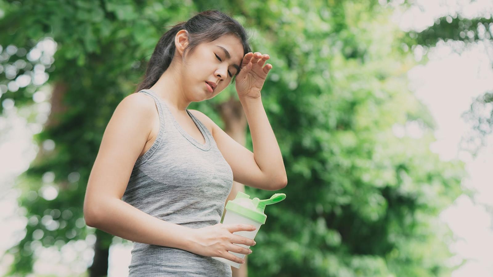 Thuc uong giau chat dien giai giup ngua mat nuoc hinh anh