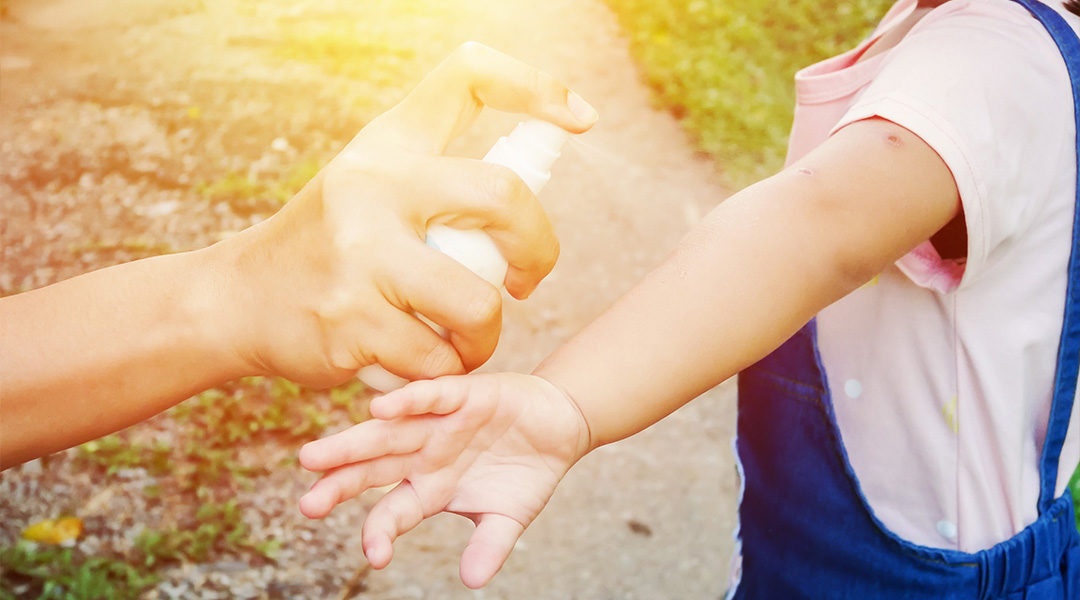 Phong ngua sot xuat huyet khi di du lich hinh anh