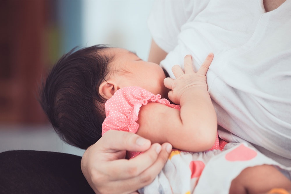 Me mac viem gan B co the lay benh khi cho con bu? hinh anh