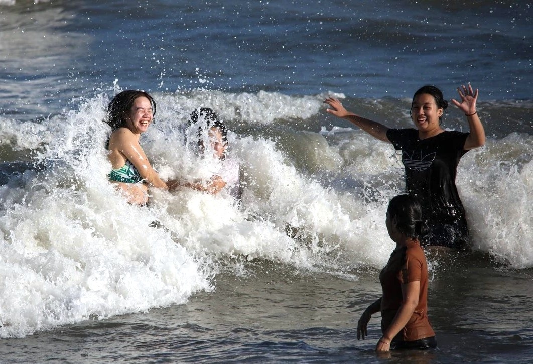 Tranh xa nhung thu nay khi di choi bien hinh anh