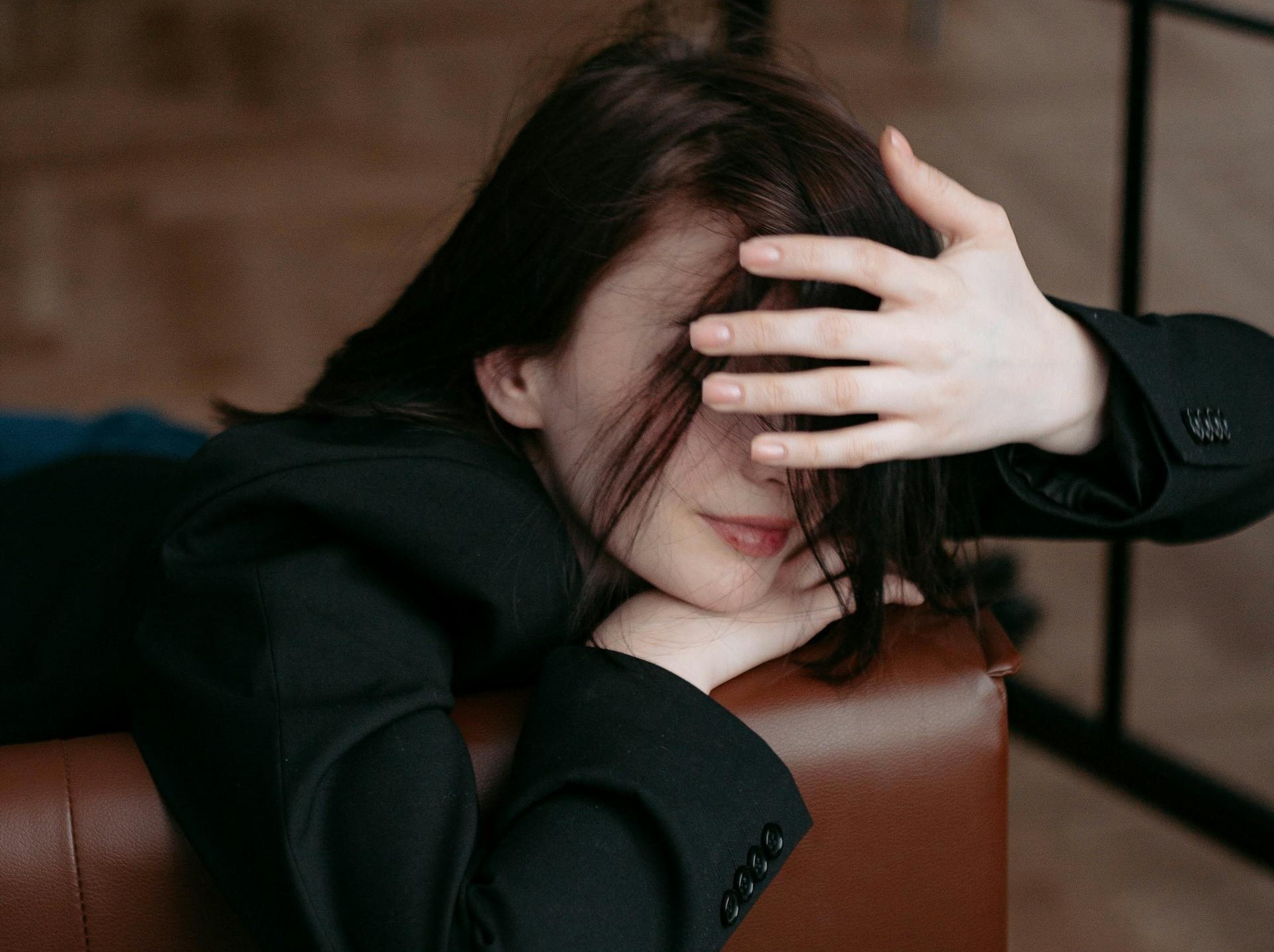 4 thoi quen tai hai khi ngu khien da ngay cang xau hinh anh