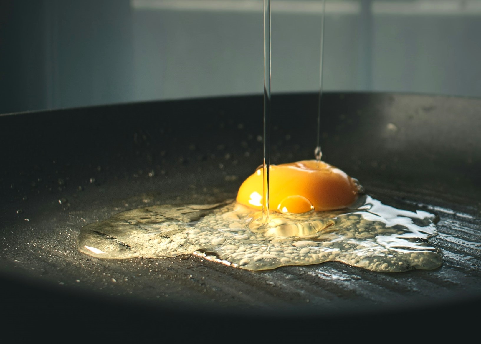 'Thu pham' quen thuoc gay ngo doc khi an trung hinh anh