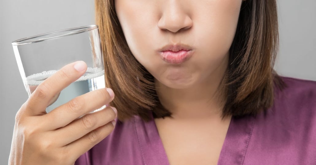 Cach su dung nuoc suc mieng hieu qua hinh anh