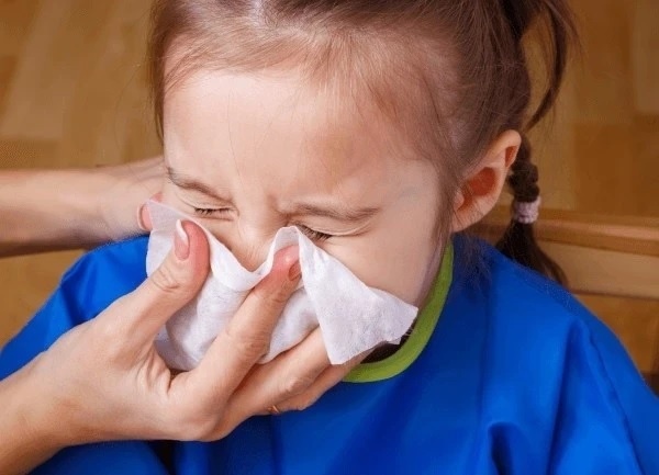 Cach virus hop bao ho hap RSV lay lan hinh anh