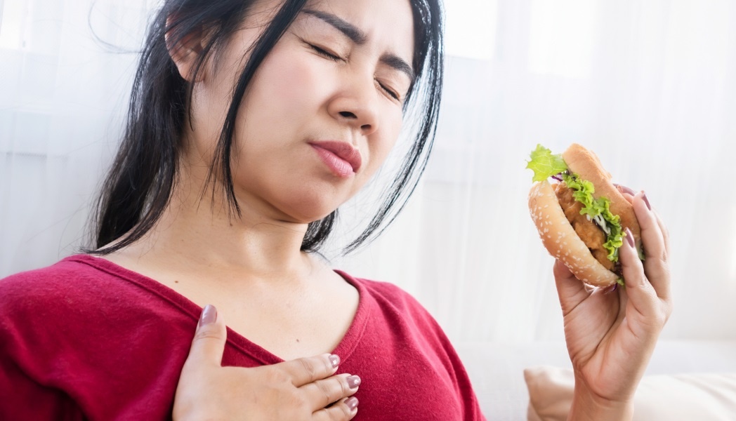 Cach doi pho voi chung trao nguoc axit hinh anh