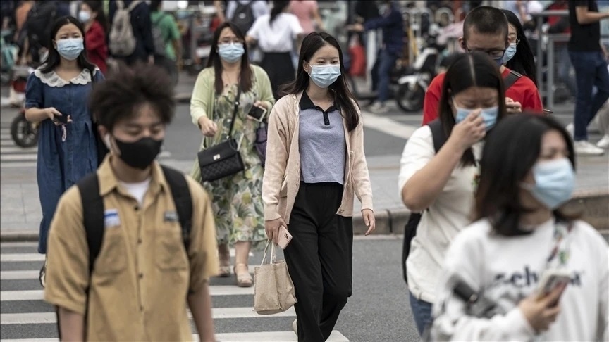 Vi sao cach khoang thoi gian, Covid-19 lai 'day song'? hinh anh