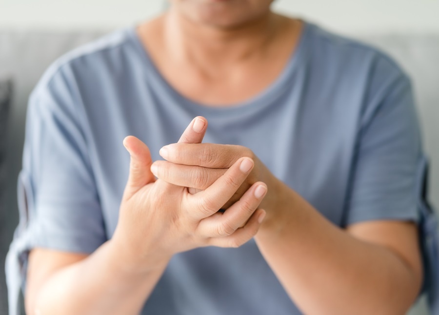 Nhan biet dau hieu benh gout o ban tay hinh anh