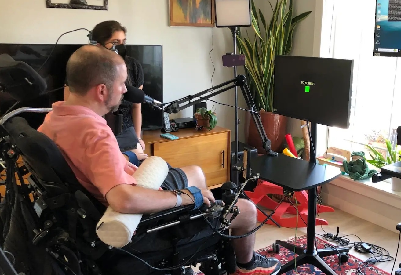 Thiet bi cay ghep nao AI giup nguoi cam noi va hat hinh anh