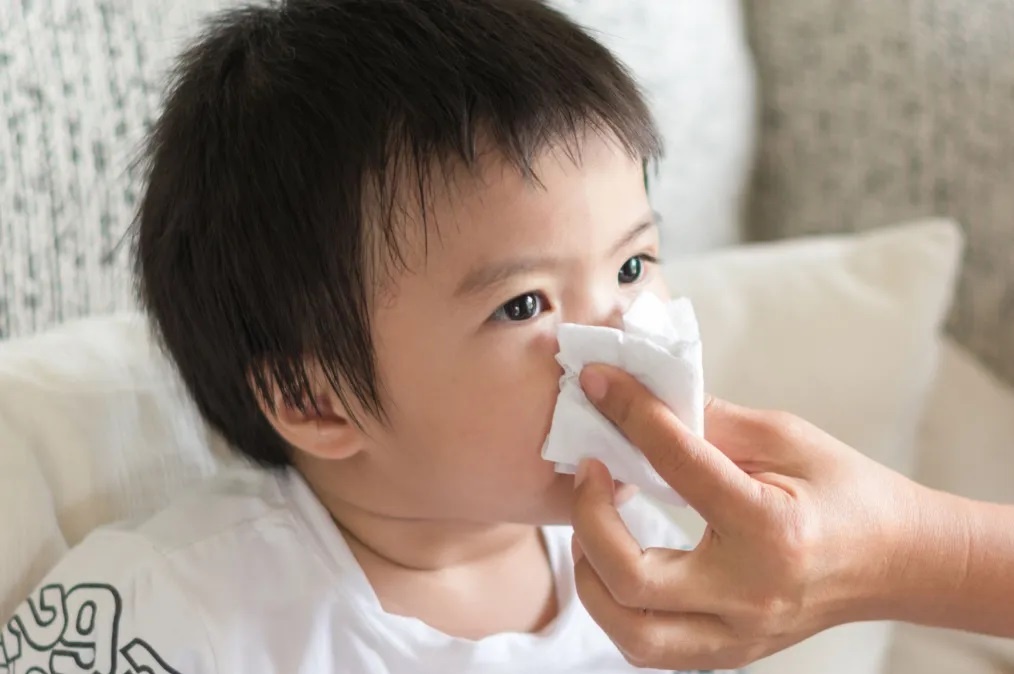 Nguyen nhan gay nghet mui o tre so sinh hinh anh