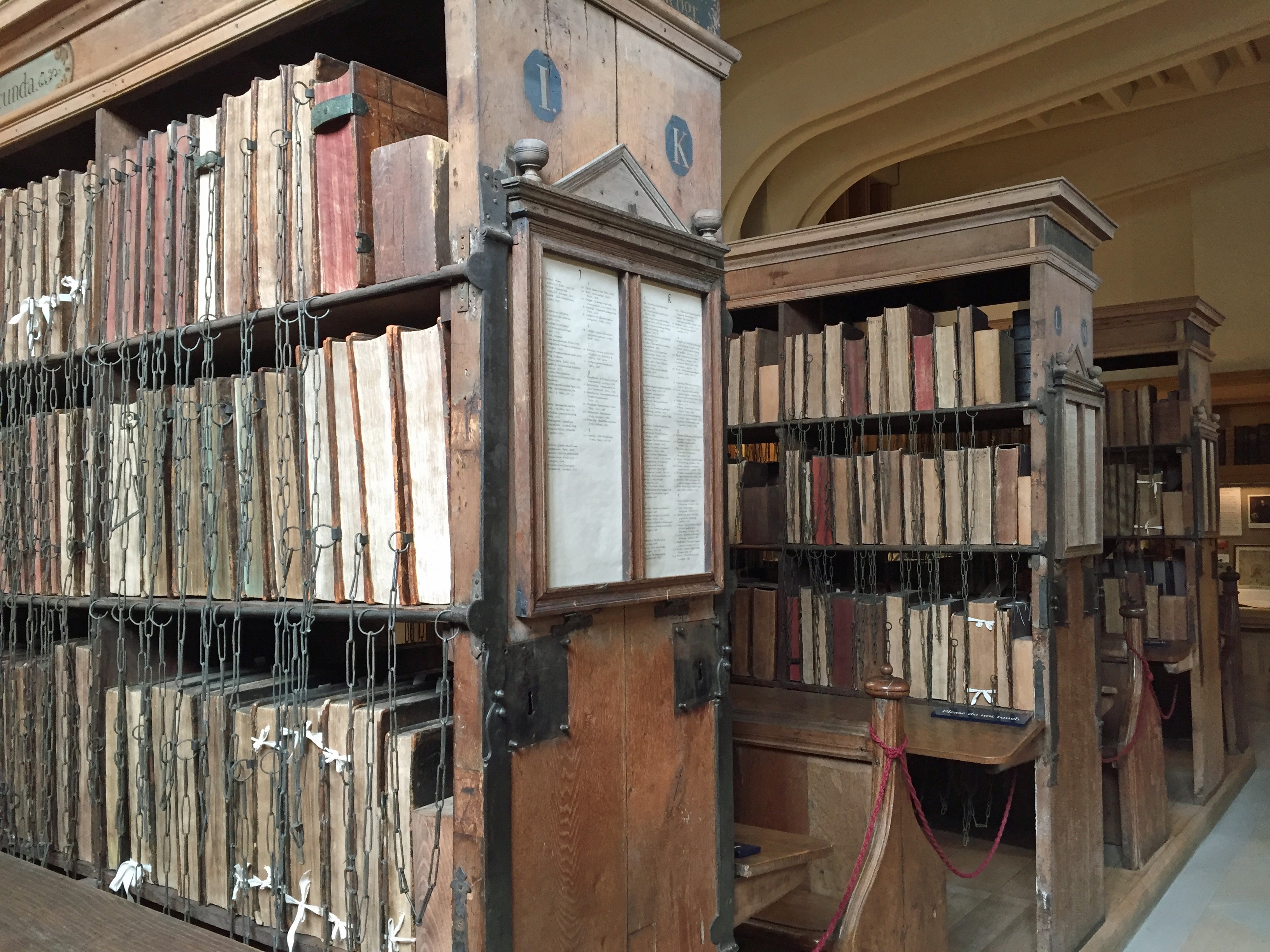 Trong suốt cuộc Nội chiến Anh, Thư viện Nhà thờ Hereford may mắn không hề hấn gì dù cuộc chiến đã gây ra thiệt hại nặng nề trên khắp đất nước. Thay vào đó, thư viện được tăng cường sách từ một trường đại học Dòng Tên vào năm 1678, bổ sung vào bộ sưu tập vốn đã hiếm có của mình. Ngoài các cuốn sách viết tay, ở đây còn lưu giữ Hereford Mappa Mundi, bản đồ thời Trung Cổ lớn nhất thế giới. Ảnh: Mainlymuseum.