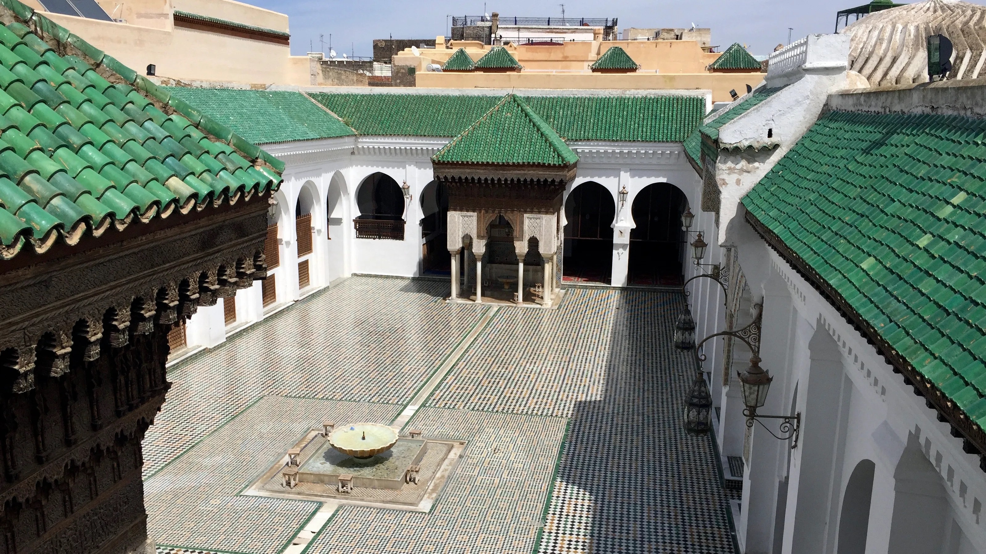 Thư viện Khizanat al Qarawiyyin: Khizanat al Qarawiyyin ở Fez, Maroc, được thành lập năm 859 và đồng thời là trường đại học lâu đời nhất còn hoạt động. Thư viện được thành lập bởi một phụ nữ Hồi giáo có tên là Fatima al-Fihri. Bằng tốt nghiệp của bà vẫn được treo trang trọng trên tường thư viện của trường đại học cho đến ngày nay. Di sản do phụ nữ lãnh đạo của thư viện tiếp tục được Aziza Chaouni, kiến trúc sư giám sát dự án trùng tu thư viện vào năm 2012, tiếp nối. Ảnh: CNtraveler.