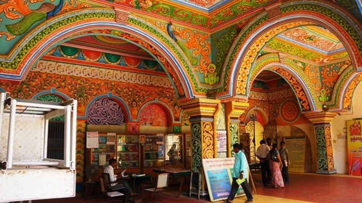 Thư viện Saraswathi Mahal: Được thành lập vào thế kỷ 16, Thư viện Saraswathi Mahal ở Thanjavur, Ấn Độ, là một trong những thư viện hoạt động lâu đời nhất châu Á. Ban đầu, thư viện là một thư viện hoàng gia do các vị vua Nayak của Tanjavur lập ra cho đến năm 1918, khi nó được mở cửa cho công chúng. Thư viện cũng trưng bày một trong những bộ sưu tập bản thảo lá cọ quý hiếm nhất thế giới được viết bằng tiếng Tamil. Ảnh: Herzindagi.