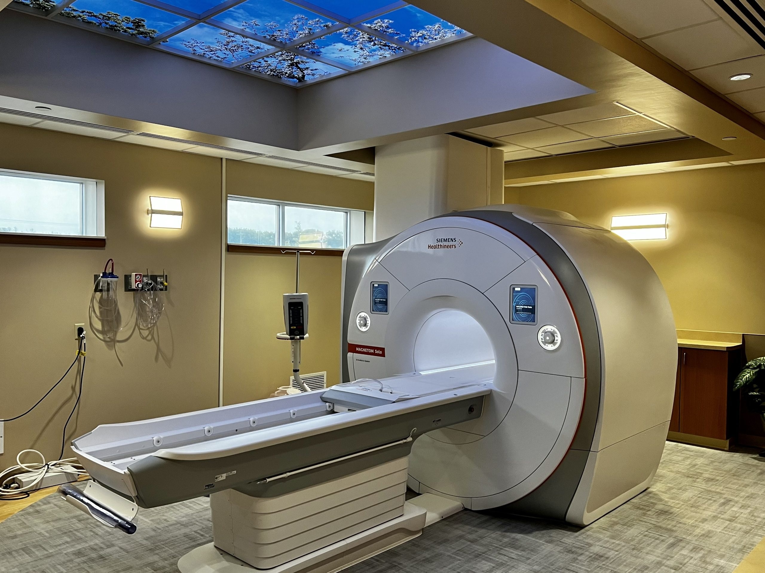 Nguoi dan ong tu vong sau khi bi hut vao may chup MRI hinh anh