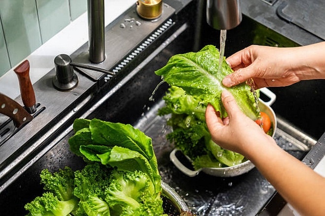 Cach rua rau cu giup loai bo vi khuan va thuoc tru sau hinh anh