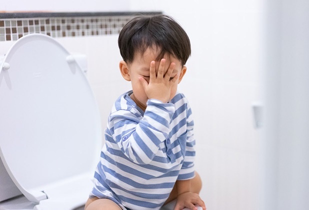 Tre di ngoai phan den, non ra mau la benh gi? hinh anh