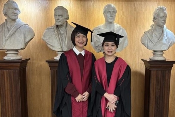 Hai bac si Viet Nam nhan chung chi cua to chuc ngoai khoa hang dau hinh anh