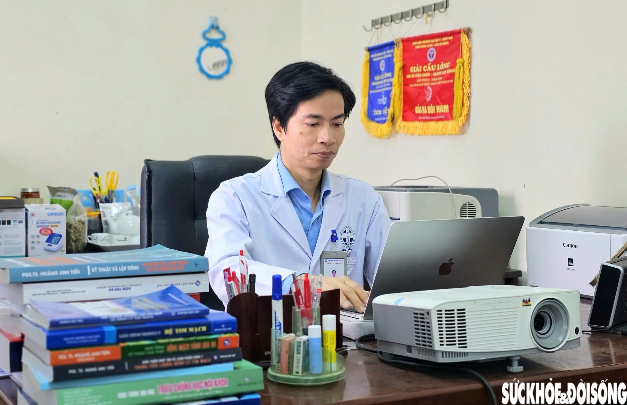 Giao su Hoang Anh Tien anh 1