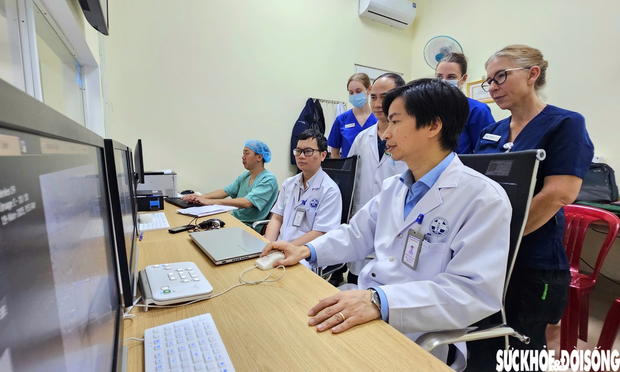 Giao su Hoang Anh Tien anh 2