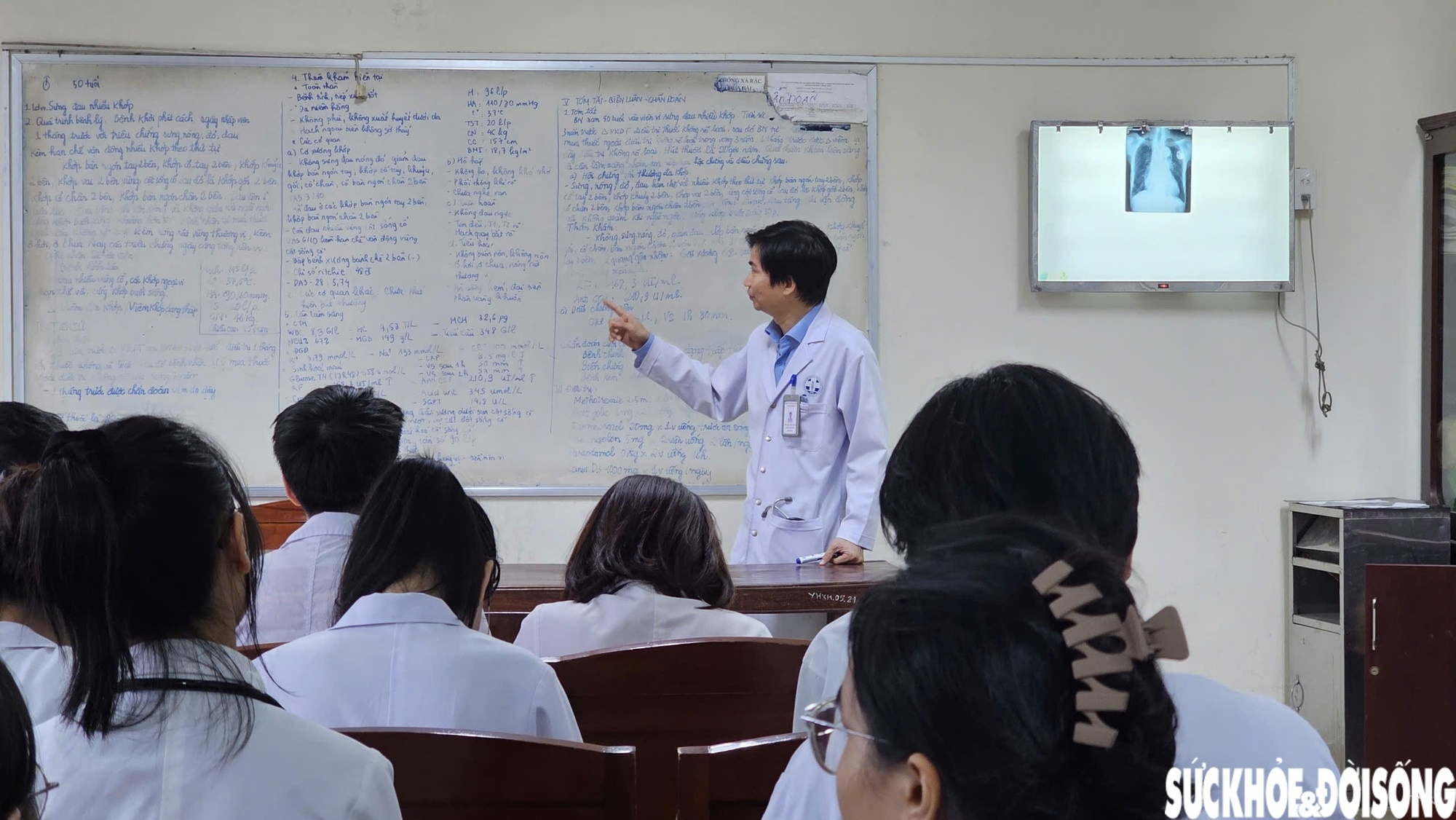 Giao su Hoang Anh Tien anh 5