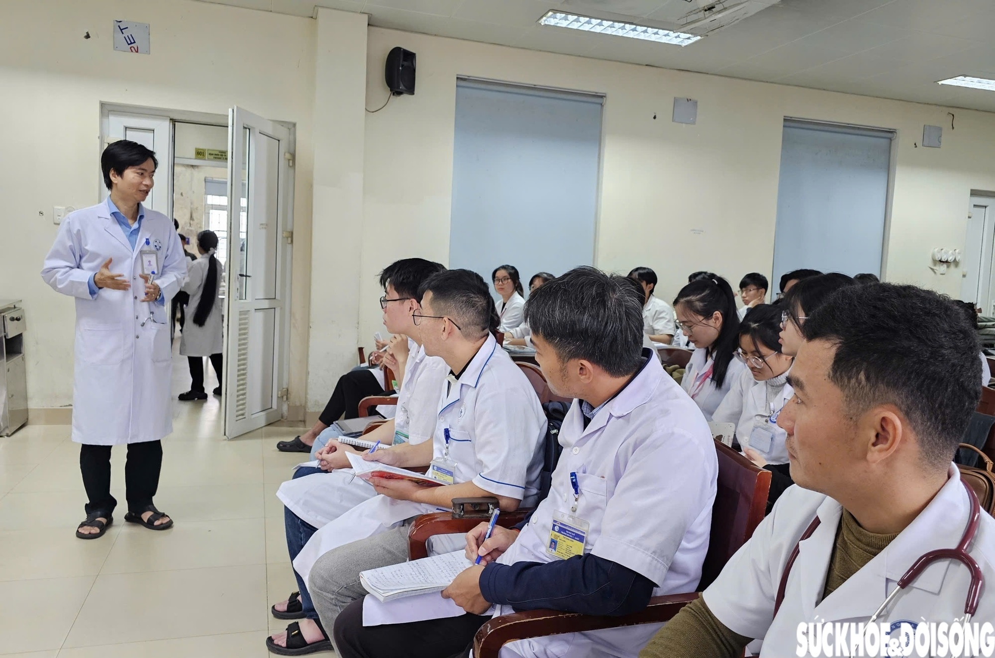 Giao su Hoang Anh Tien anh 4