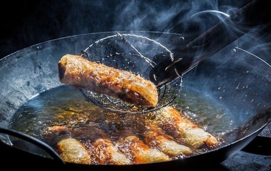 Mot thoi quen nau an 'nuoi duong' ung thu, nhieu gia dinh mac phai hinh anh