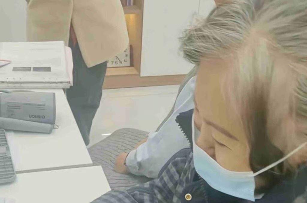 Mang thai o tuoi 62 anh 2