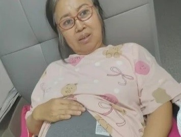 Mat con trai, nguoi phu nu gay tranh cai khi mang thai o tuoi 62 hinh anh