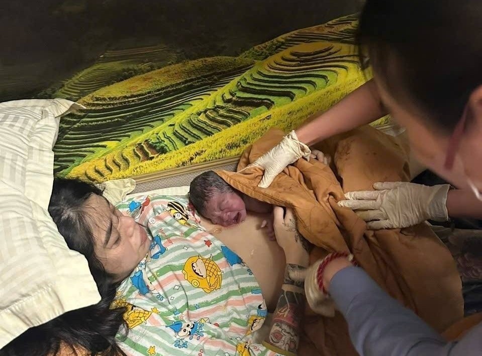 Em be chao doi trong tinh huong khong ngo tren chuyen tau Bac Nam hinh anh