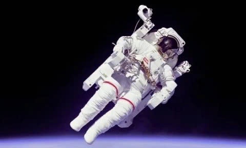 Nao cua phi hanh gia thay doi hinh dang khi vao khong gian hinh anh