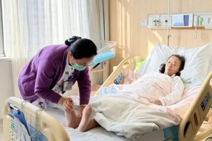 Nguoi phu nu U60 gay tranh cai khi quyet dinh mang thai hinh anh